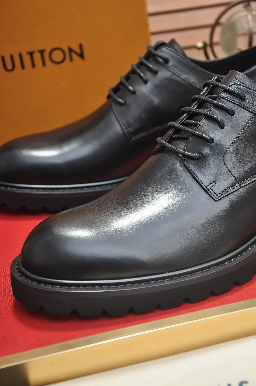 Men's men's shoes 💰560💶 [LV] (original single cowhide lining) 🍀LV's latest genuine leather business suit shoes are launched simultaneously on the official website. The first-layer cowhide imported from Italy is made of heavy gold, 💥1:1 rubber outsole from the official website. Versatile to wear, high-end without losing class, and the color combination is extraordinary. This four-season style is alluring when worn on your feet, showing off your big-name flair. Standard code 38-44 (45 customized)
